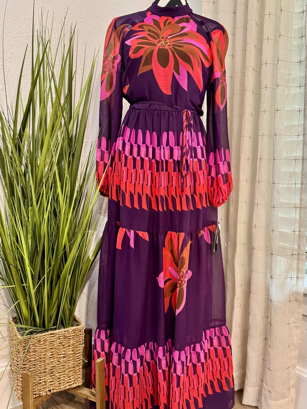 Women's Maison Tara Floral Print Maxi Dress. Size 6